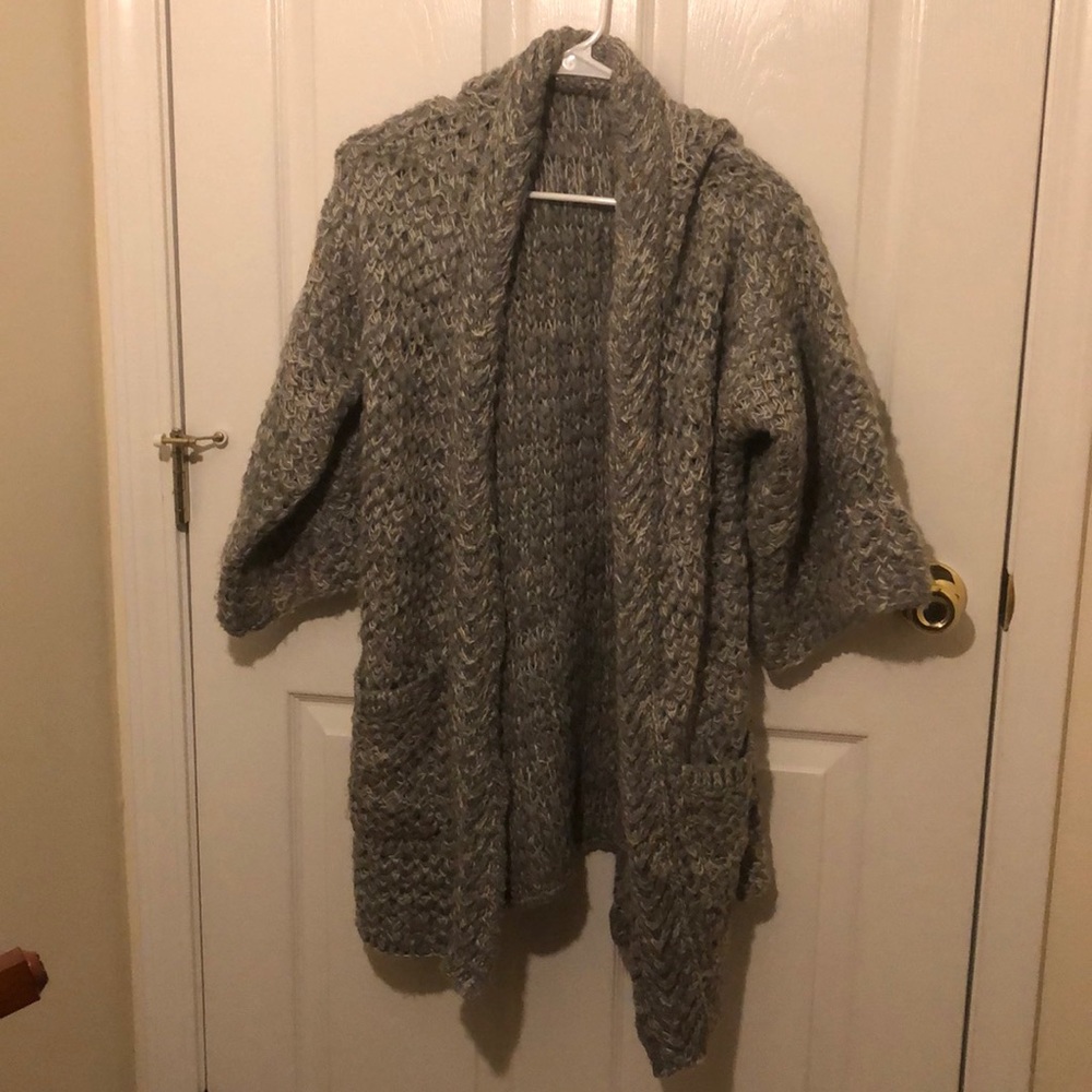 Gray knitted cardigan with pockets